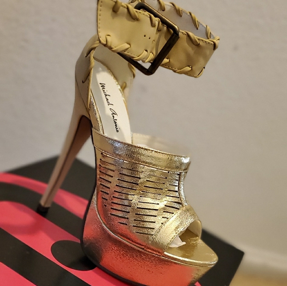 GOLD HEELS